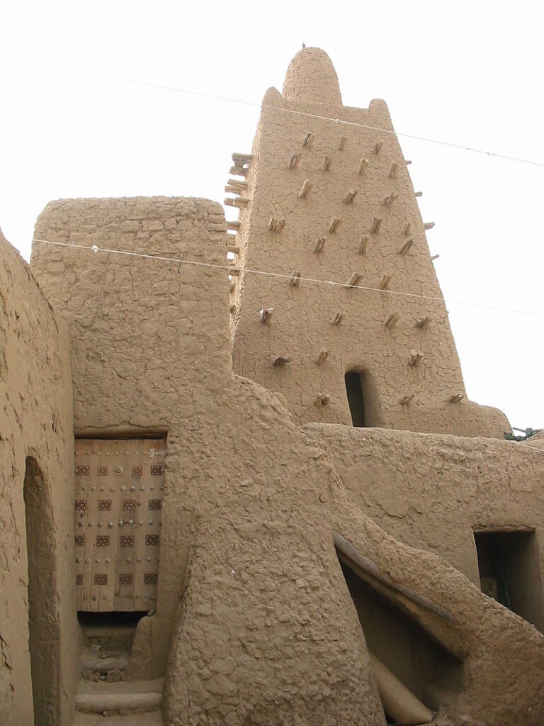 Timbuktu Dinger-ber-Moschee 
Die ursprüngliche Bauweise in Timbuktu ist überwiegend mit Lehm in  bienenkorbähnlichen Rundbauten.


